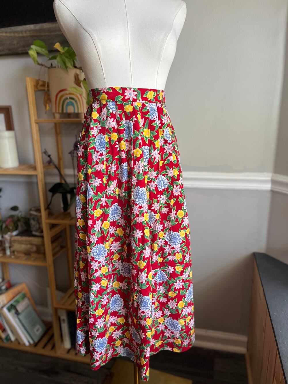 Vintage 90s Red Floral Midi Skirt Pleated Rayon Size 10
